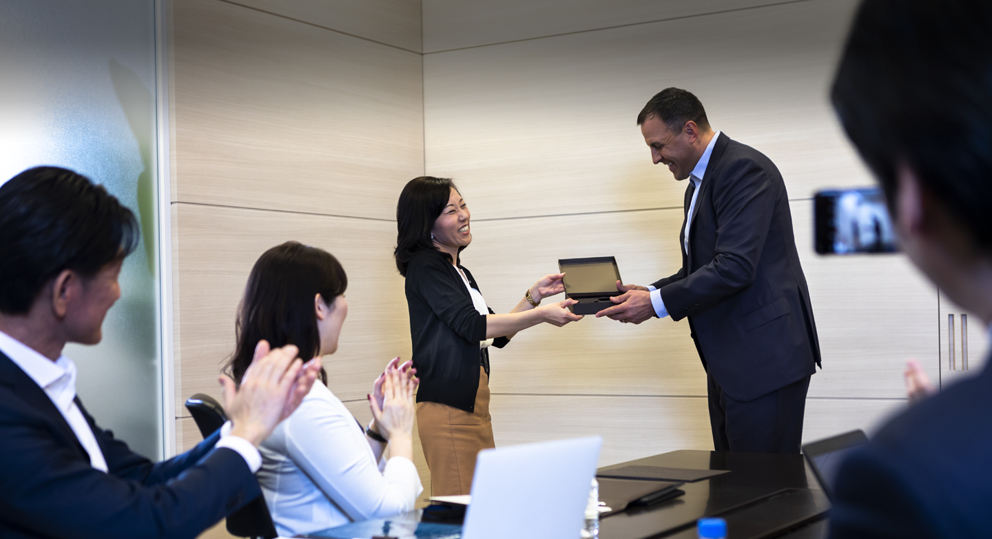 HC4530-hilgrv-cws-jpn-personalized-home Team Member greeting owners